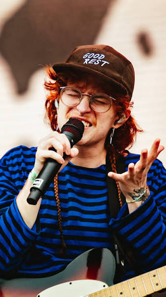 Cavetown playing live